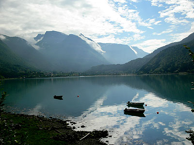 Innvikfjord mit Blick auf Olden